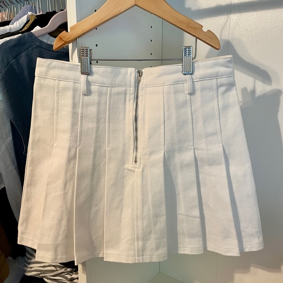 Le Lis Dresses & Skirts - NWT Le Lis White Pleated Skirt Front Zipper